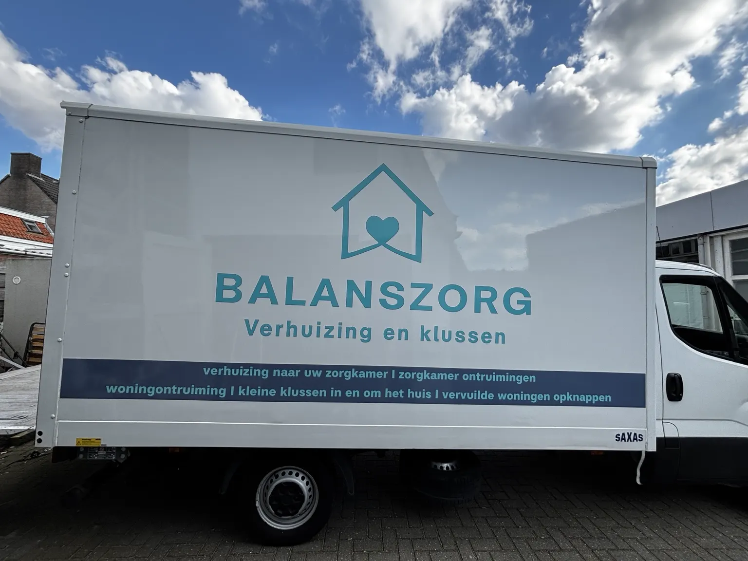 Beletterde bakwagen van Balanszorg