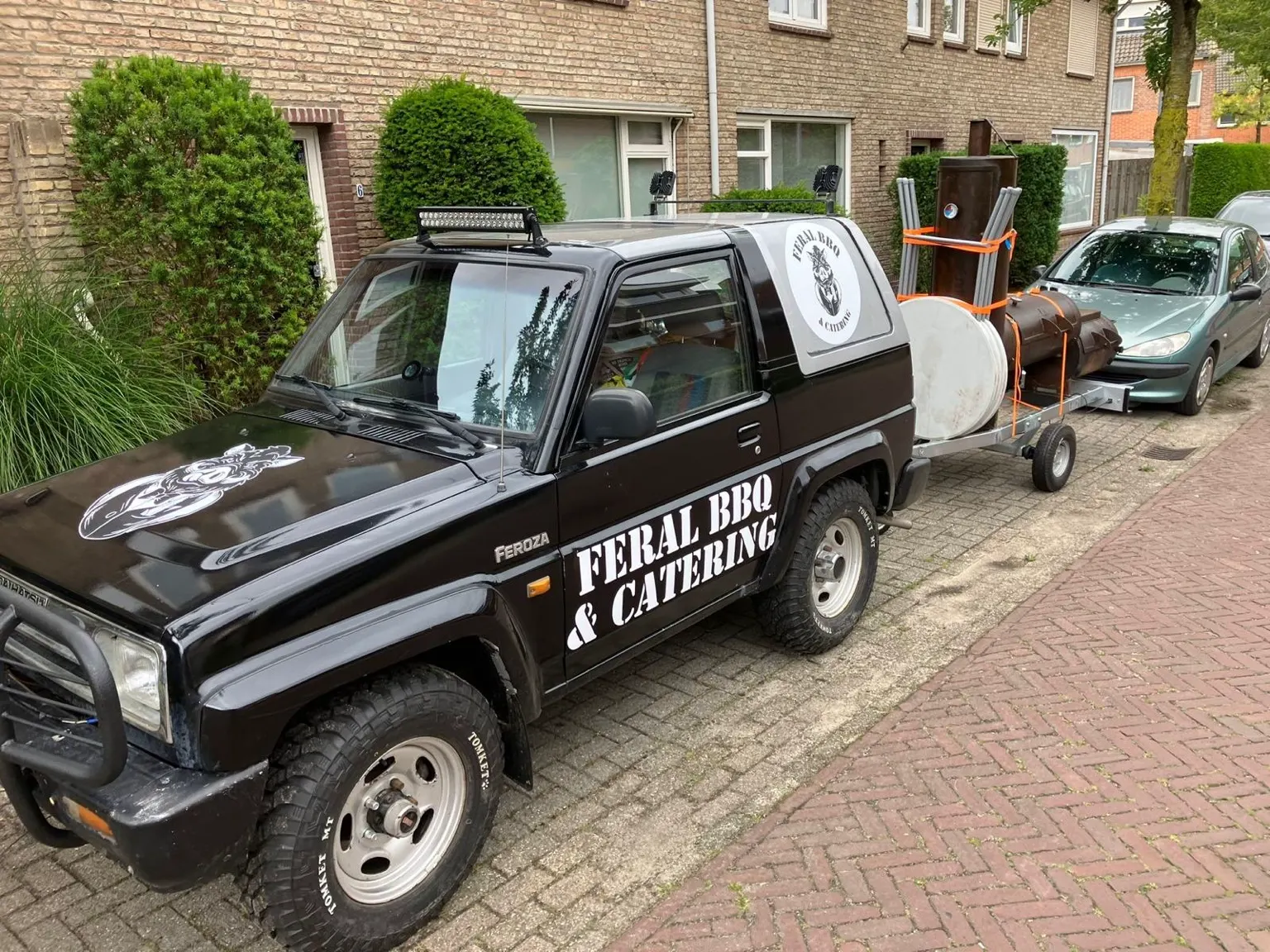 Beletterde terreinwagen van Feral BBQ en Catering