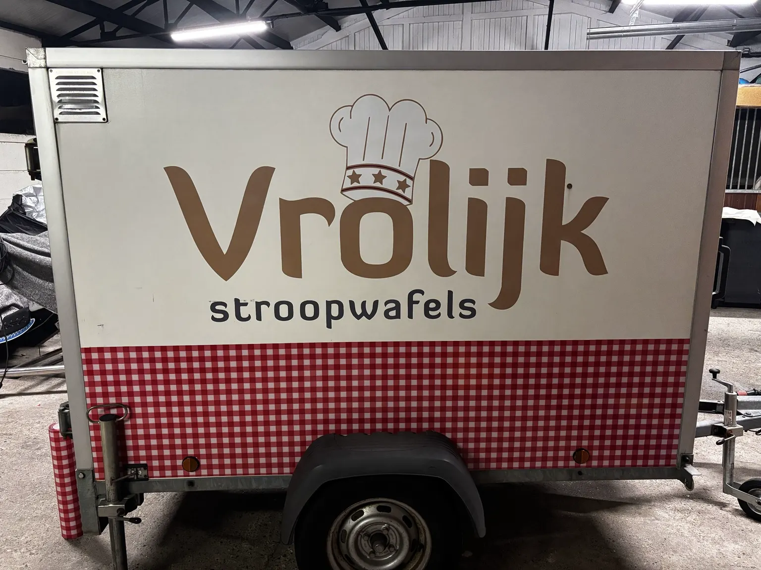 Beletterde verkoopaanhanger van Vrolijk Stroopwafels