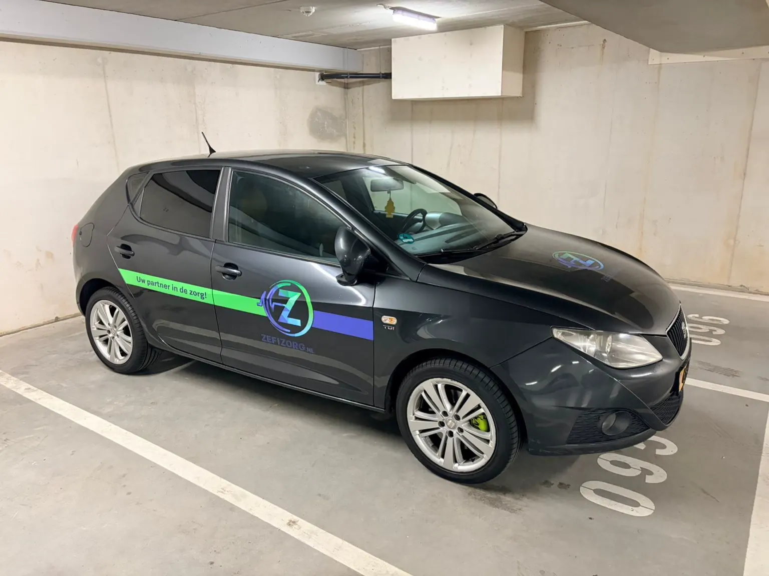Beletterde personenauto van ZefiZorg